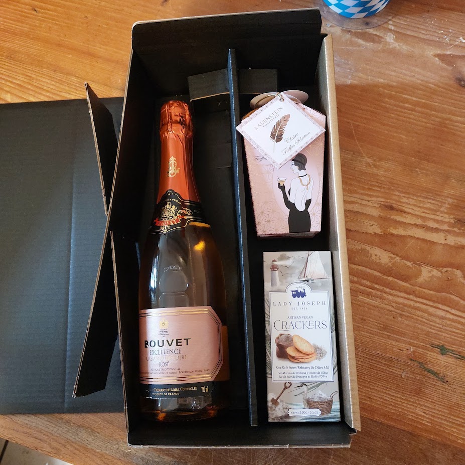 Rosé Crèmant und Pralinen Geschenk